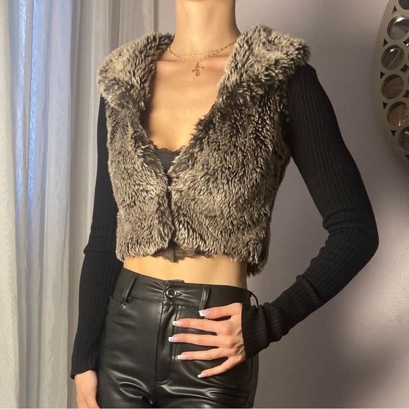 Cropped Faux Fur Vest - Picture 2 of 8